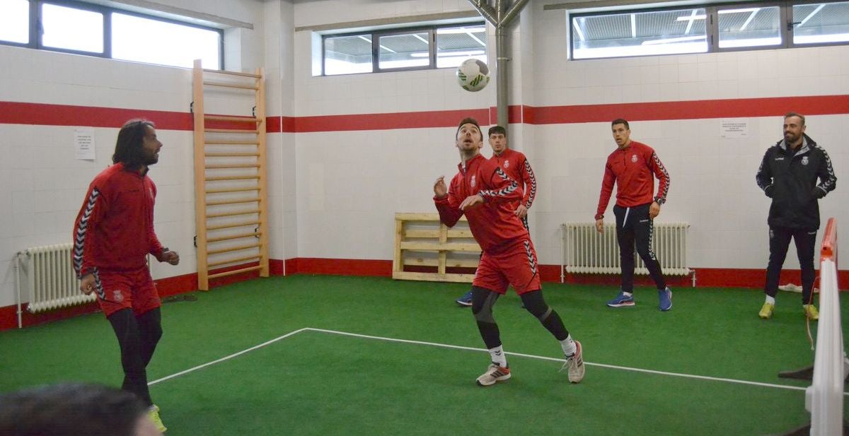 Fotos: La nieve obliga a entrenar a la Cultural bajo techo