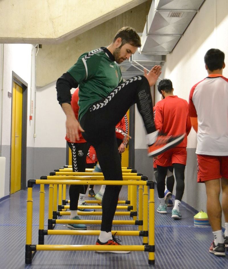 Fotos: La nieve obliga a entrenar a la Cultural bajo techo