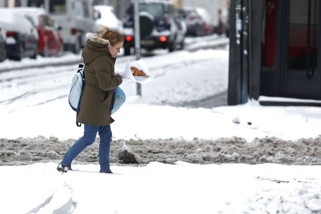 Hasta 250 operarios municipales trabajan en las labores de limpieza de la ciudad tras la nevada caída durante la madrugada. El espesor, de hasta 15 centímetros de nieve, ha complicado los trabajos