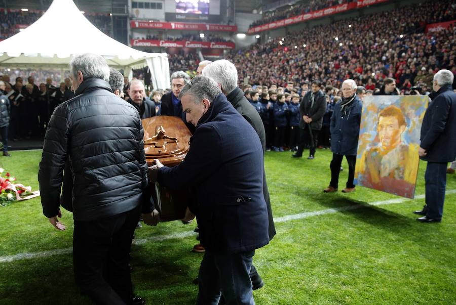 Miles de personas han dado su último adiós al mítico delantero en el estadio del Sporting. 