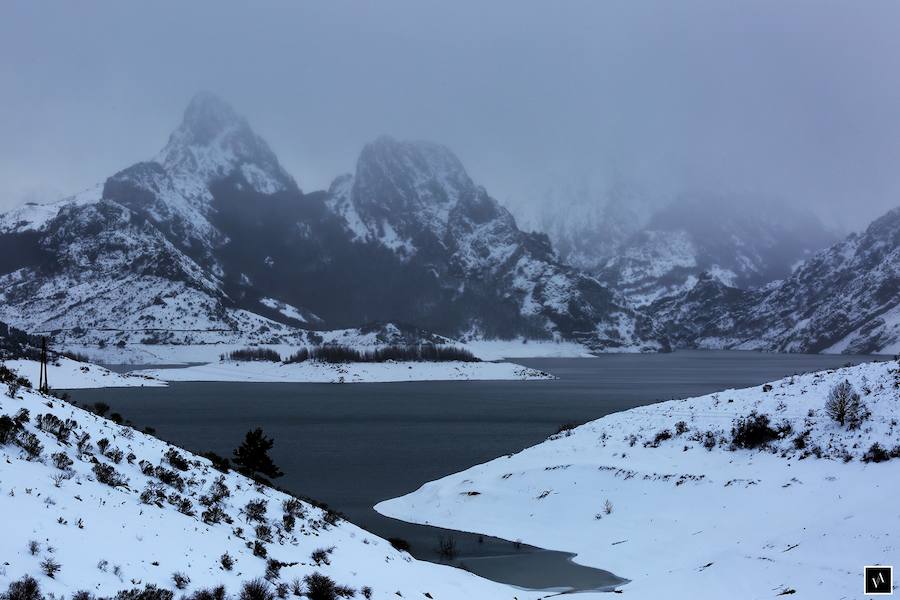 Fotos: La Nieve rodea al pantano de Riaño