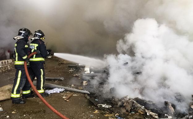Imagen de los Bomberos de León actuando en el lugar del incendio.