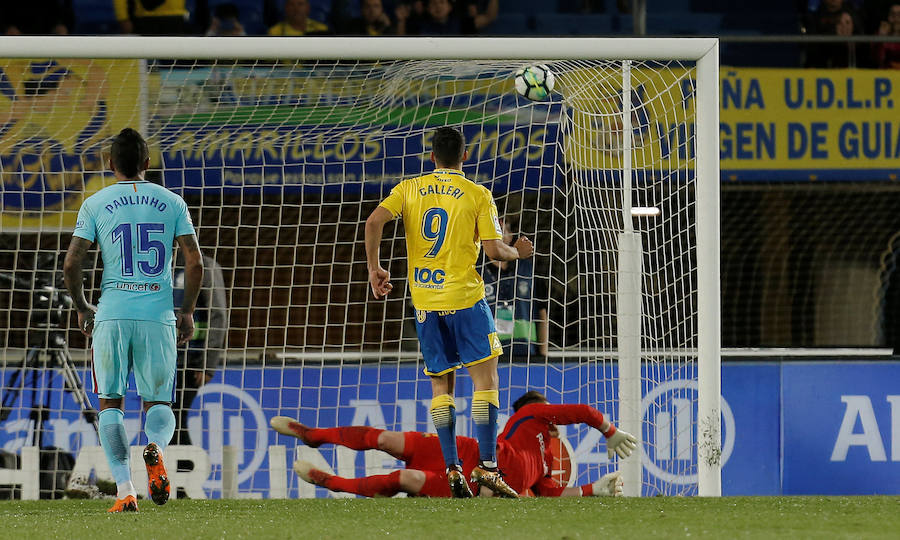 Inesperado empate en Las Palmas del Barcelona antes de recibir al Atlético. La distancia con el segundo es ahora de cinco puntos en la clasificación. Mal partido de los azulgrana donde Calleri igualó el gol de Messi desde el punto de penalti.