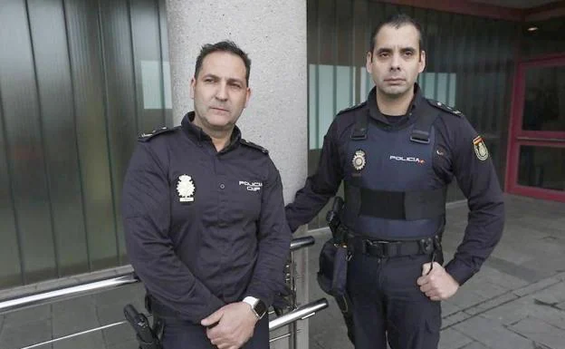 Francisco Javier Camba y Raúl Domínguez, los policías que auxiliaron a Quini. 