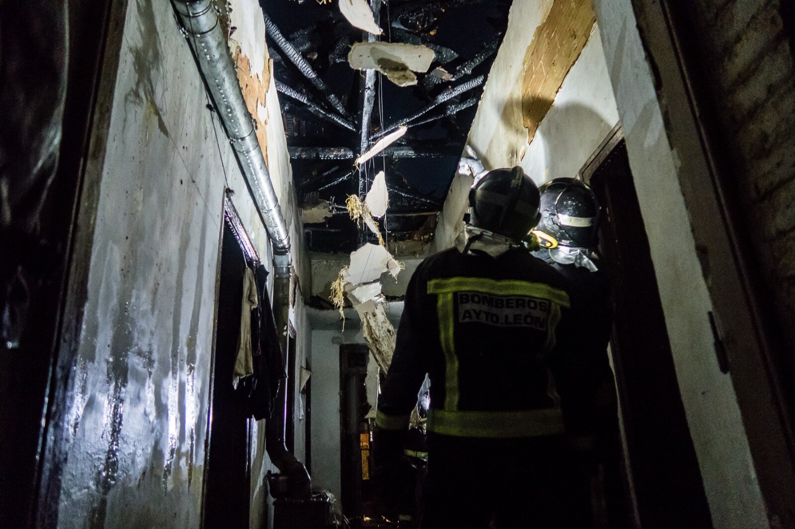 La familia que residía en la vivienda pudo abandonar la misma sin problemas | La techumbre de la casa resultó dañada