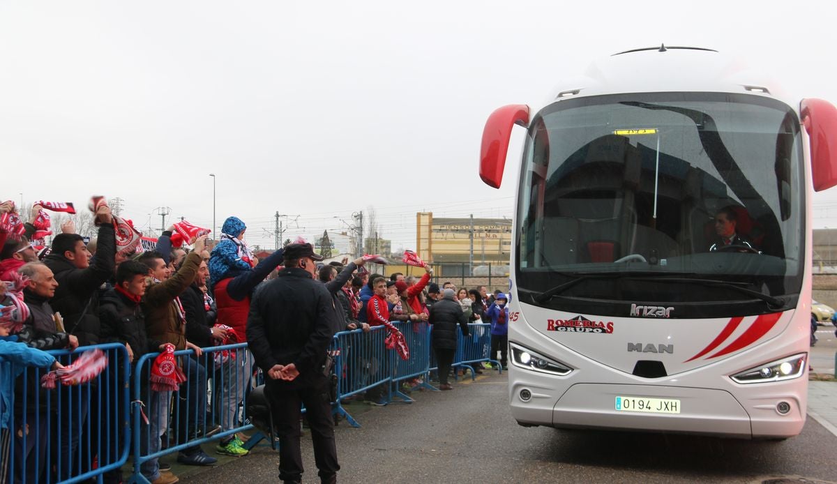 Fotos: La afición lleva en volandas a la Cultural