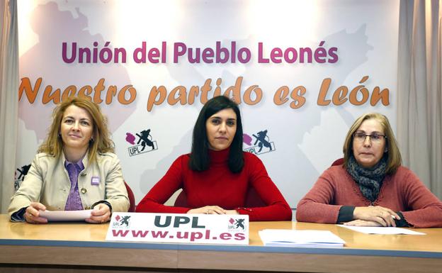 Las concejalas de Sahagún, Pola de Gordón y San Andrés del Rabanedo, Rosa Quintanilla (I), Sara Herrero (C) y Rosa María Fernández (D), explican la postura de UPL sobre la huelga del Día de la Mujer Trabajadora.