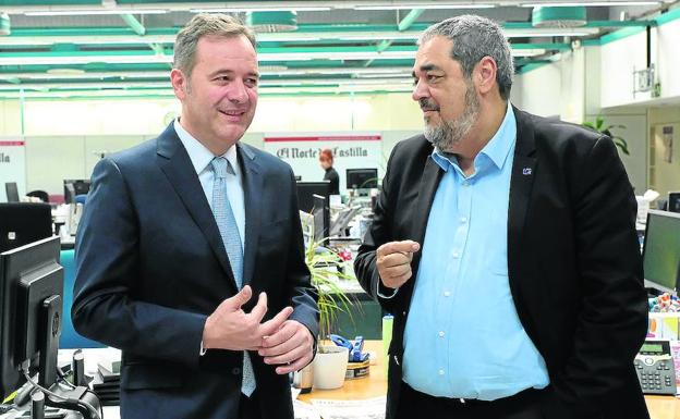 Ángel Ortiz y Carlos Aganzo, en la redacción de El Norte de Castilla. 