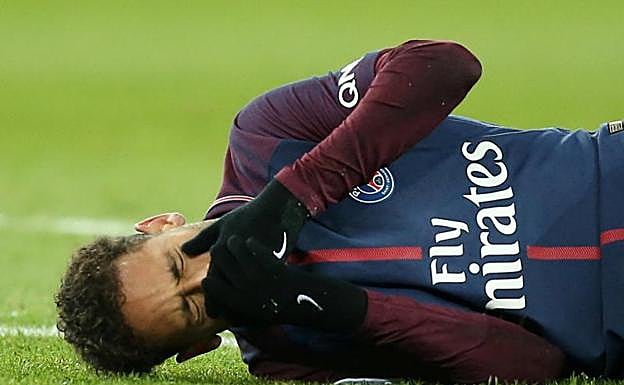 Neymar se duele en el suelo tras su fractura en el pie derecho. 