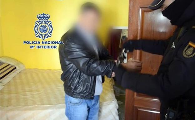 Momento en el que la policía detiene a uno de los investigados. 