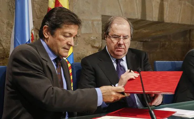 Javier Fernández y Juan Vicente Herrera, durante la firma del convenio en León, a la que también se sumó el presidente de Aragón. 