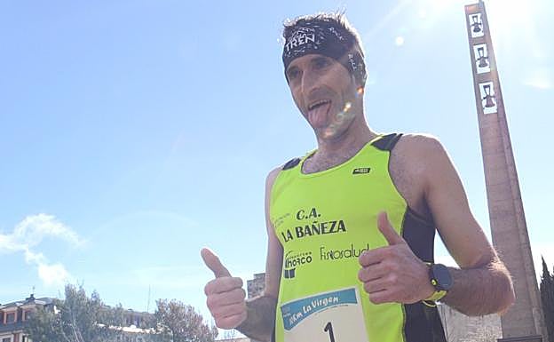 Alberto González celebra la victoria.