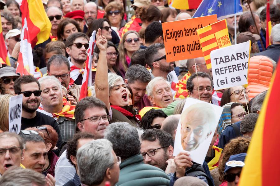 Cientos de manifestantes abogan porque el independentismo no lleve a Catalunya «al desastre»