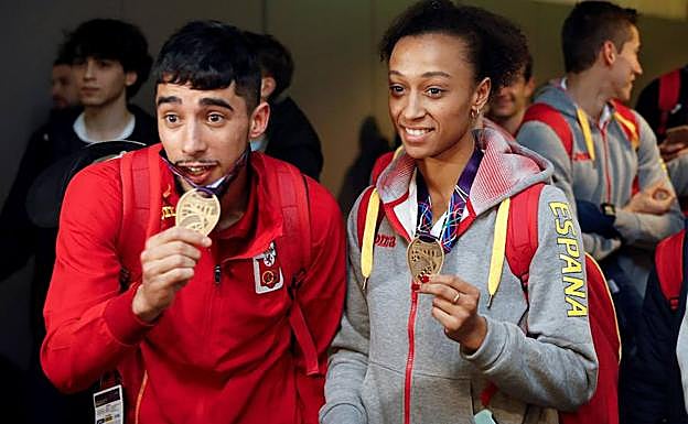 Saúl Ordóñez y Ana Peleitero muestran sus bronces.