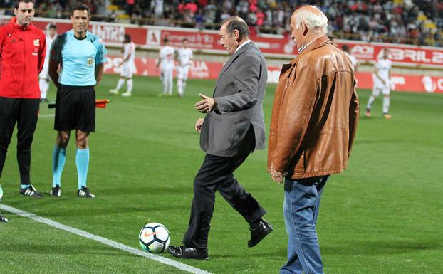 Quini realiza el saque de honor en el Reino de León.