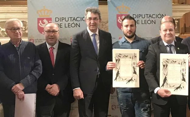 Foto de familia a la conclusión del acto oficial de la Diputación de León.