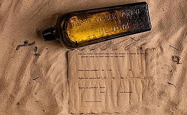 La botella y mensaje, encontrados en Australia 132 años después que ser lanzados al mar. 