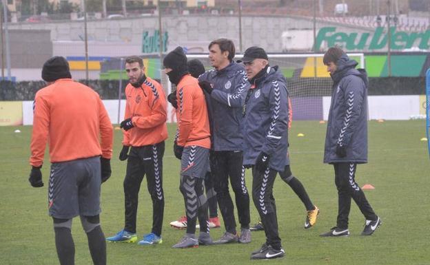 Luis César, con su habitual gorra, en el entrenamiento de este lunes en los Anexos. 