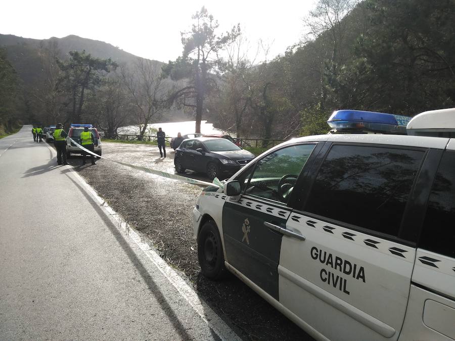 La Guardia Civil, en la zona donde apareció el cadáver. 