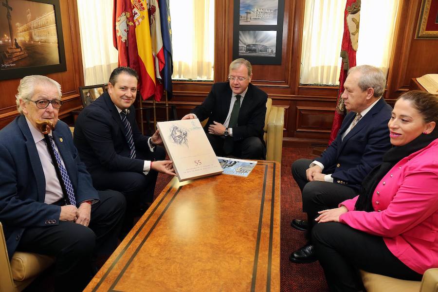 Fotos: Las cofradías se citan en el Ayuntamiento de León