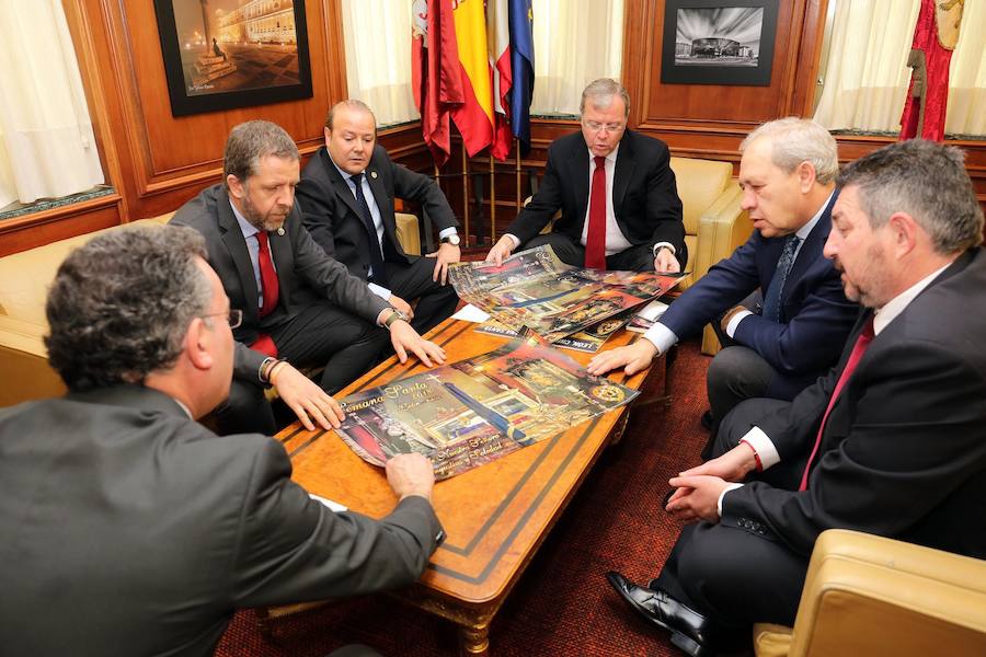 Fotos: Las cofradías se citan en el Ayuntamiento de León