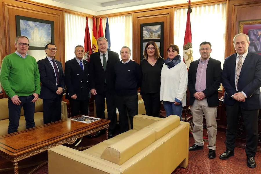 Fotos: Las cofradías se citan en el Ayuntamiento de León