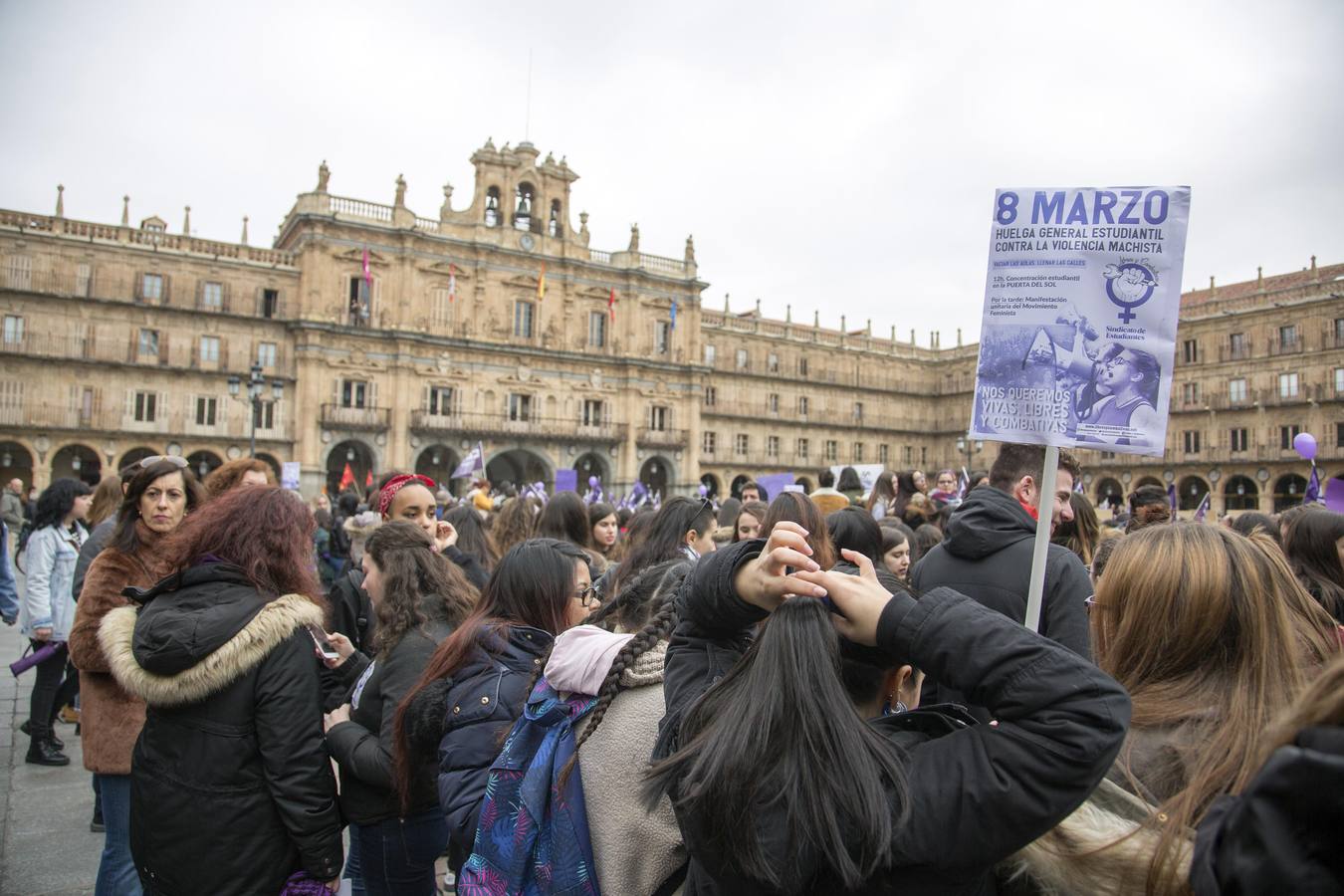Miles de personas se manifestaron en la Plaza Mayor y la calle la Rúa de Salamanca por la igualdad de la mujer.
