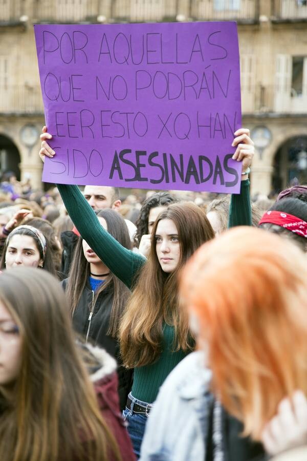 Miles de personas se manifestaron en la Plaza Mayor y la calle la Rúa de Salamanca por la igualdad de la mujer.
