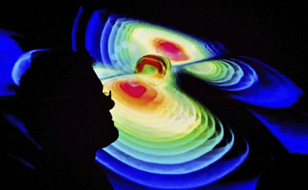 Imagen principal - Arriba: un científico observa una representación de las ondas gravitacionales. Abajo, a la izquierda: polvo que rodea un gigantesco agujero negro. A la derecha: portada del libro.