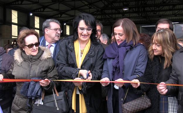 Teresa Mata corta la cinta inaugural. 