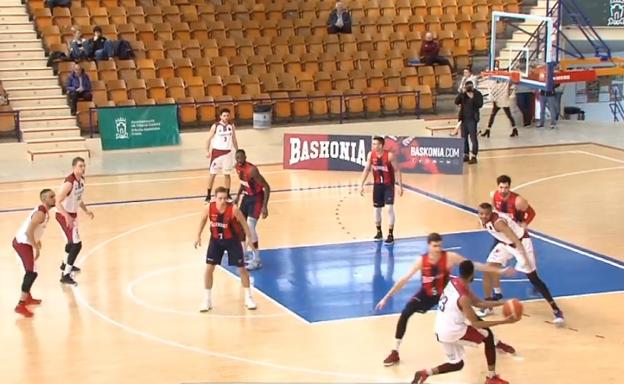 El Agustinos ataca ante Baskonia.