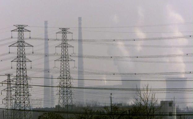 Contaminación atmosférica debida a los gases de una planta de energía. 