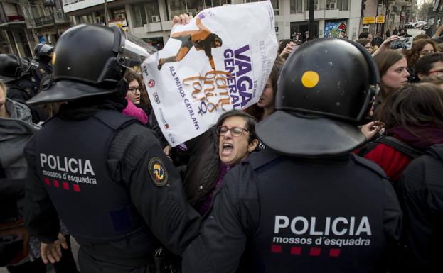 Efectivos de los Mossos d'Esquadra desalojan a un grupo de mujeres. 