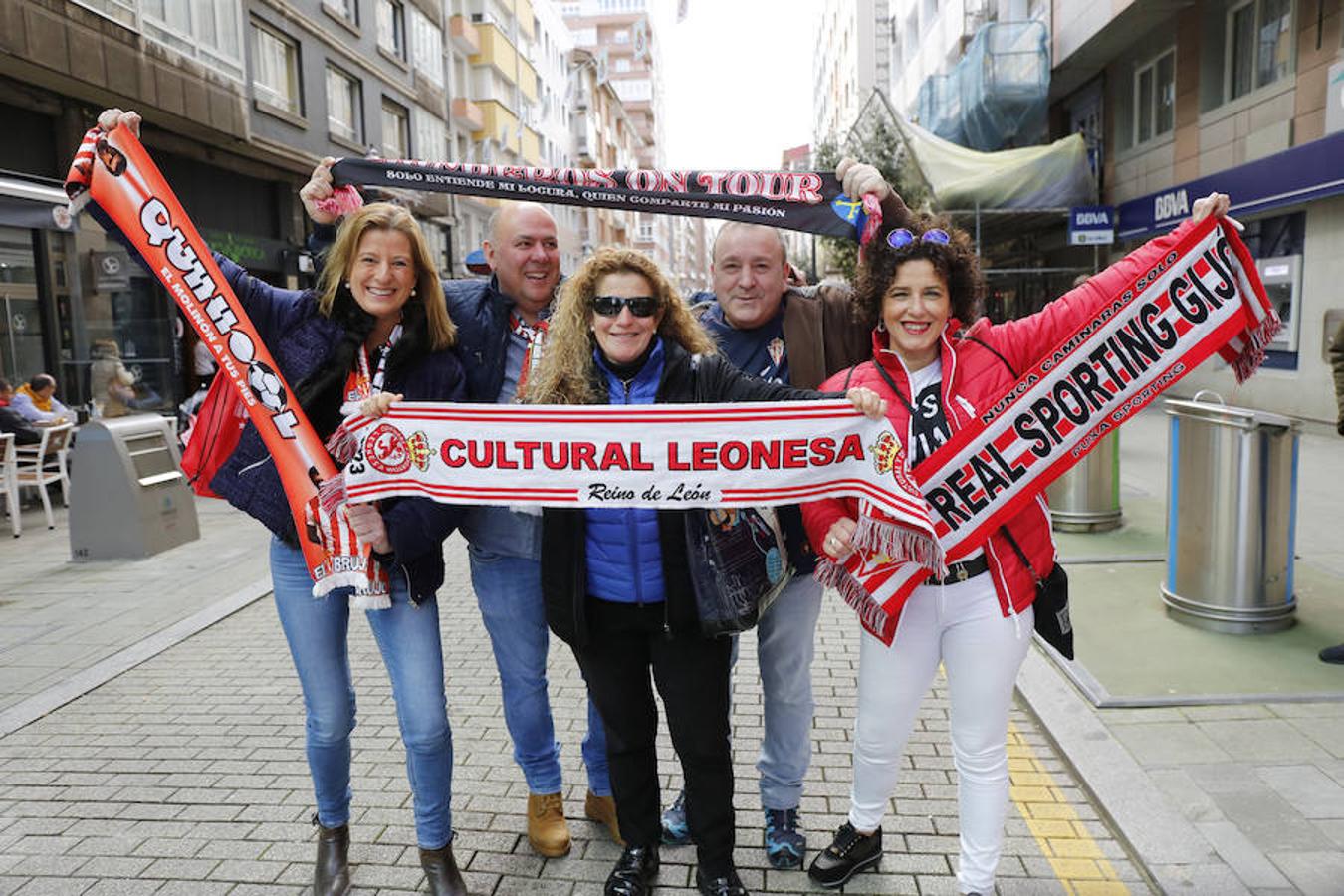 Las aficiones del Sporting y la Cultural han vuelto a hermanarse en un emotivo homenaje dedicado a Enrique Castro 'Quini' que se ha celebrado en la calle Aguado de Gijón. El acto ha tenido lugar en la 'fan zone' organizada frente a la sede de la peña culturalista Cruzando el Negrón, toda una fiesta previa al encuentro entre el Sporting y la Cultural.