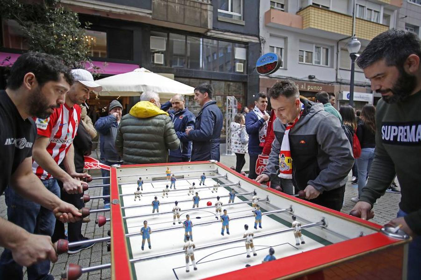 Las aficiones del Sporting y la Cultural han vuelto a hermanarse en un emotivo homenaje dedicado a Enrique Castro 'Quini' que se ha celebrado en la calle Aguado de Gijón. El acto ha tenido lugar en la 'fan zone' organizada frente a la sede de la peña culturalista Cruzando el Negrón, toda una fiesta previa al encuentro entre el Sporting y la Cultural.