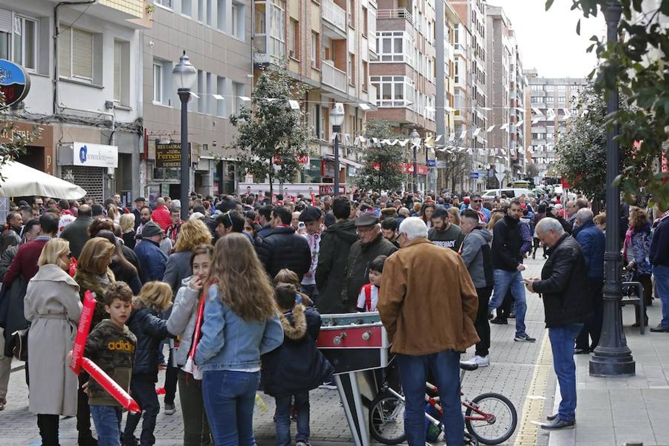 Las aficiones del Sporting y la Cultural han vuelto a hermanarse en un emotivo homenaje dedicado a Enrique Castro 'Quini' que se ha celebrado en la calle Aguado de Gijón. El acto ha tenido lugar en la 'fan zone' organizada frente a la sede de la peña culturalista Cruzando el Negrón, toda una fiesta previa al encuentro entre el Sporting y la Cultural.