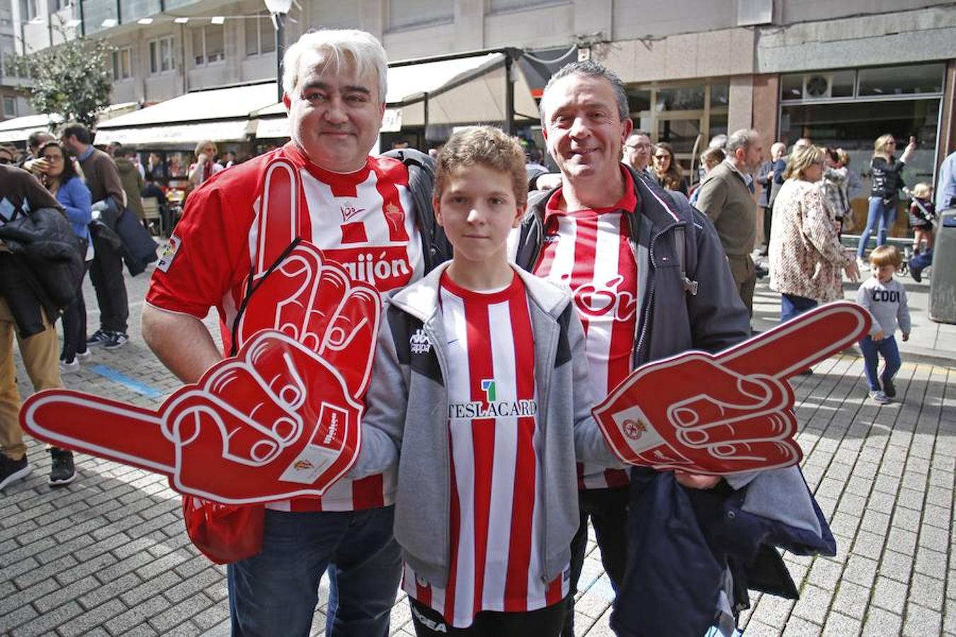 Las aficiones del Sporting y la Cultural han vuelto a hermanarse en un emotivo homenaje dedicado a Enrique Castro 'Quini' que se ha celebrado en la calle Aguado de Gijón. El acto ha tenido lugar en la 'fan zone' organizada frente a la sede de la peña culturalista Cruzando el Negrón, toda una fiesta previa al encuentro entre el Sporting y la Cultural.