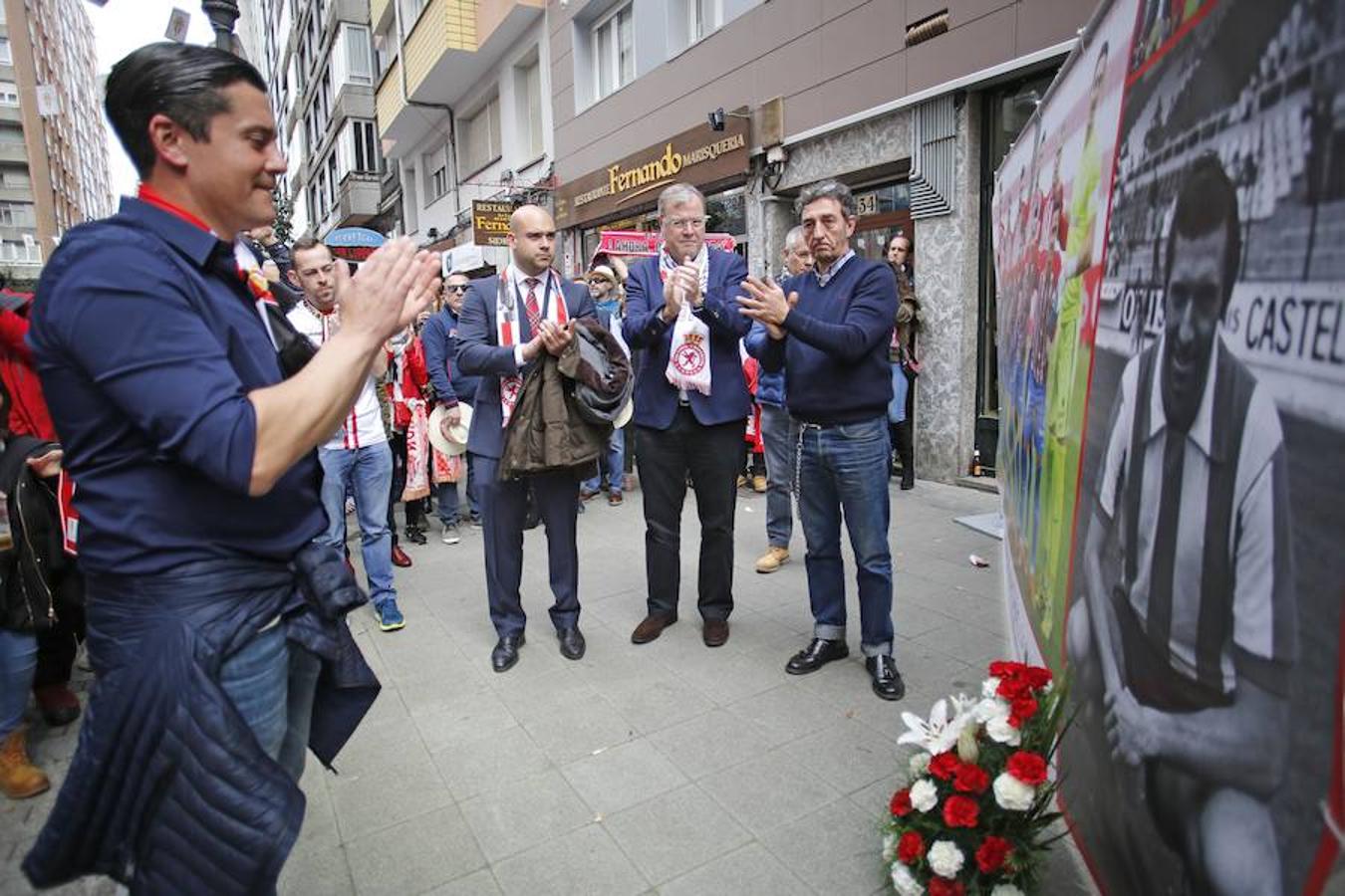 Las aficiones del Sporting y la Cultural han vuelto a hermanarse en un emotivo homenaje dedicado a Enrique Castro 'Quini' que se ha celebrado en la calle Aguado de Gijón. El acto ha tenido lugar en la 'fan zone' organizada frente a la sede de la peña culturalista Cruzando el Negrón, toda una fiesta previa al encuentro entre el Sporting y la Cultural.