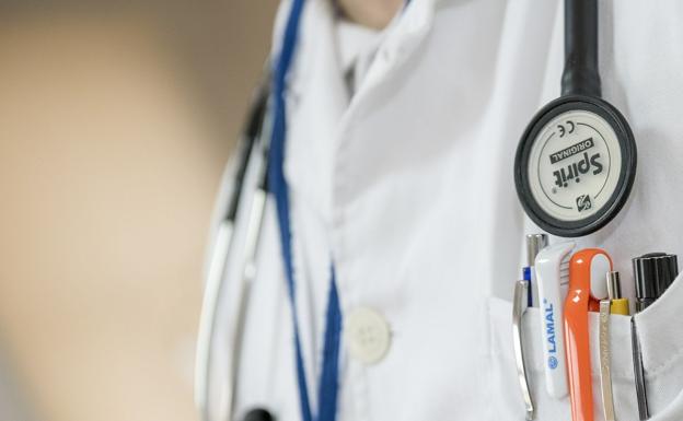 El Colegio de Enfermería de León demanda una enfermera en la gerencia regional de salud