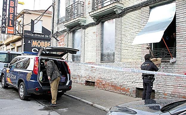 Agentes de la Policía intervienen en un inmueble de la Calle Párroco Pablo Díez de San Andrés.