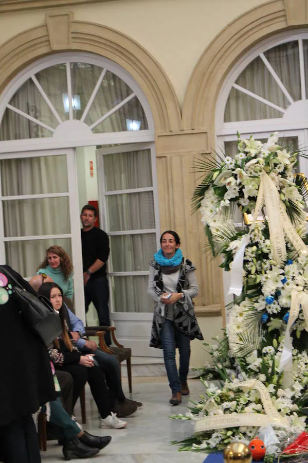 La capilla ardiente de Gabriel Cruz, instalada en el Palacio Provincial de la Diputación de Almería, ha abierto esta tarde sus puertas para que todo aquel que lo desee pueda acompañar a la familia del pequeño, cuyo cadáver fue hallado ayer en el maletero del vehículo de la pareja de su padre.