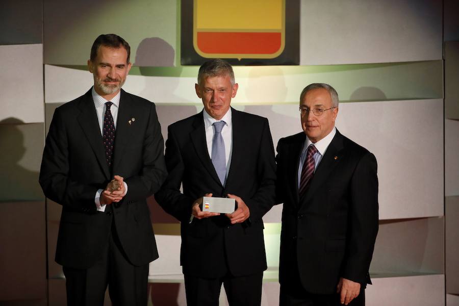 El rey Felipe VI, junto al presidente del COE, Alejandro Blanco, entregan al atleta Daniel Plaza uno de los galardones otorgados en la XII edición de la Gala Anual del Comité Olímpico Español celebrada en Madrid. 