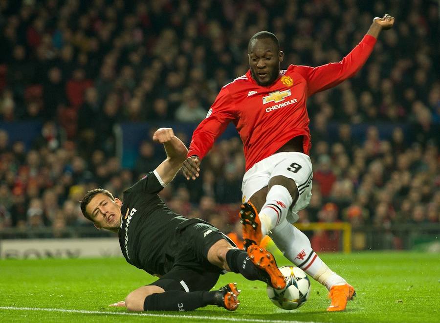 El Sevilla logró el pase a cuartos de final de la Liga de Campeones al imponerse por 1-2 al Manchester United en Old Trafford.