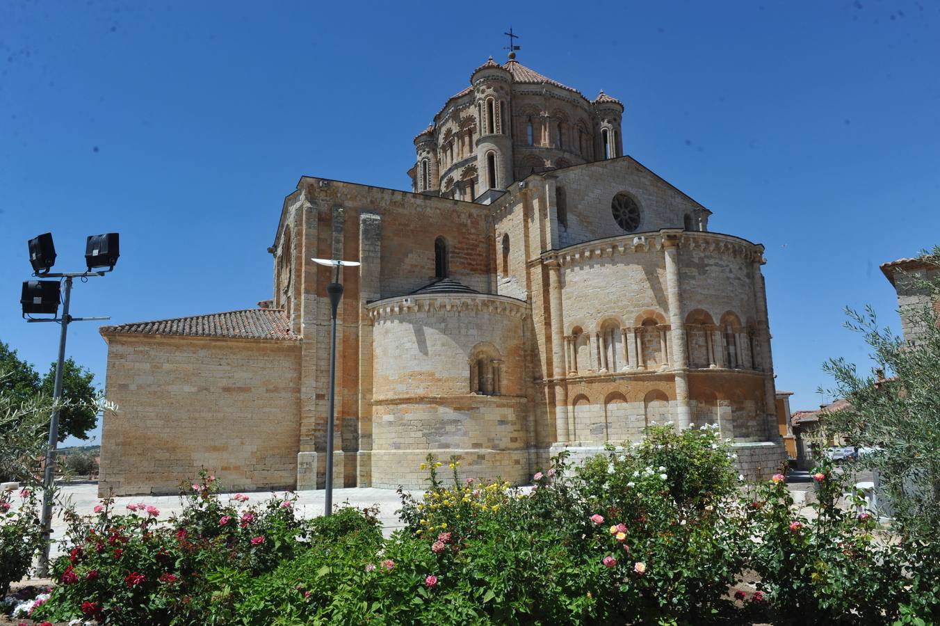 Colegiata de Santa María la Mayor de Toro (Zamora). Pudo estar construida sobre un antiguo templo prerrománico de la misma advocación, bajo el reinado de Fernando II de León. La inspiración de esta colegiata es la Catedral de Zamora, que también influyó en el diseño de otras construcciones, como es el caso de la catedral Vieja de Salamanca.