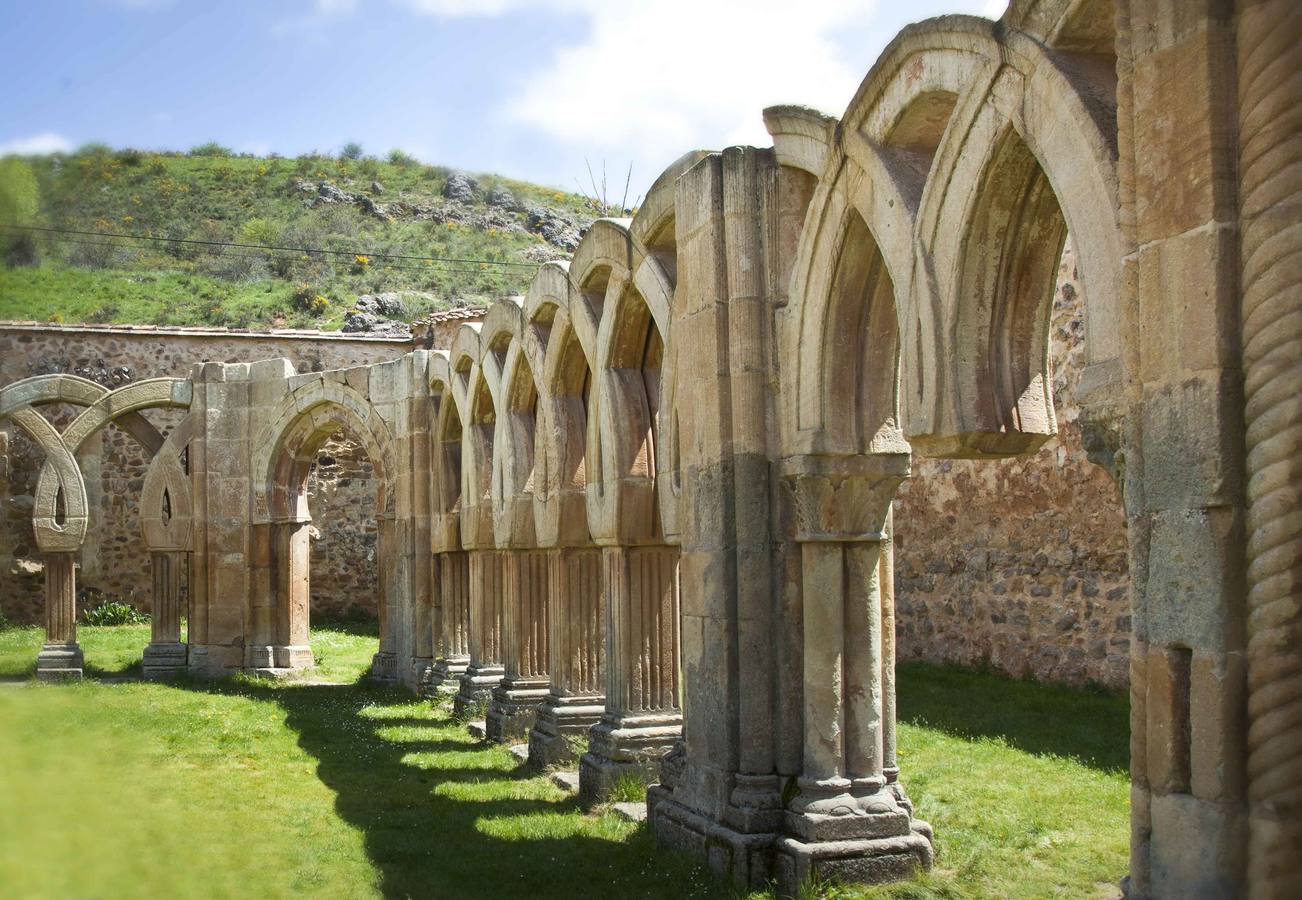 Monasterio de San Juan de Duero (Soria). Impresionante monasterio de la Orden de San Juan de Jerusalén, que se encuentra de camino, al lugar donde discurre la leyenda de Gustavo Adolfo Bécquer, El Monte de las Ánimas. La edificación se fecha entre los siglos XII-XIII. Lo más llamativo es el impresionante claustro, que conserva las cuatro crujías, con una colección de estilos en su ejecución, de lo más sorprendente.