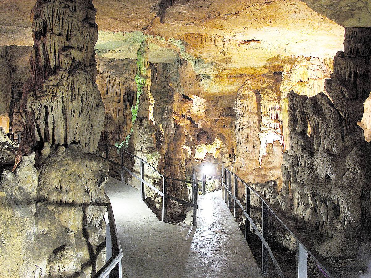 Cueva de los Franceses (Palencia). Nace como fruto de la acción del agua que, a lo largo de los siglos, ha diseñado una minuciosa tarea de esculpido. Se encuentra entre Covalagua y el Páramo de la Lora y fue un enterramiento natural de los soldados galos en la Guerra de la Independencia. Su interior atesora un bello paisaje de formaciones estalactíticas que se pueden admirar a lo largo de 500 metros de recorrido.