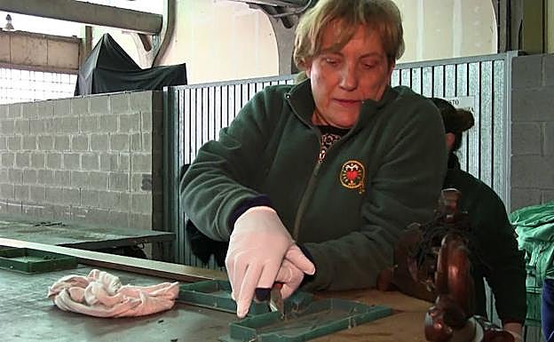 Imagen principal - Trabajos previos al inicio de la Semana Santa de 'Las Marías'.
