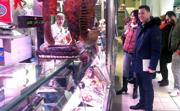 Javier Cendón visita el Mercado del Conde Luna.