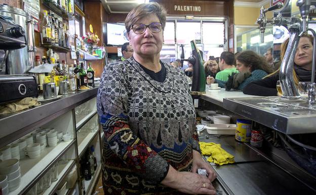 Loli López posa en el último día abierto del bar El Palentino. 