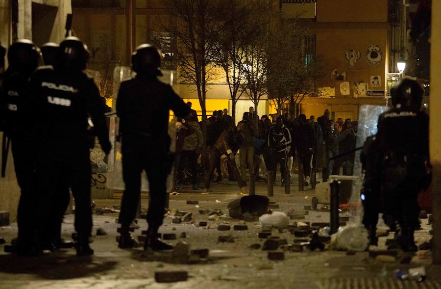 Un grupo de más de medio centenar de personas han quemado contenedores y causado desperfectos en el mobiliario urbano en el madrileño barrio de Lavapiés tras la muerte este jueves de un mantero de 35 años y origen subsahariano a causa de una parada cardiorrespiratoria.